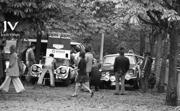 Parque de asistencia con el 1430 de Cañellas-Ferrater (ganadores de la Challenge Bayonne–San Sebastián) junto al Simca CG de Fiorentino-Gélin / Foto: Jordi Viñals